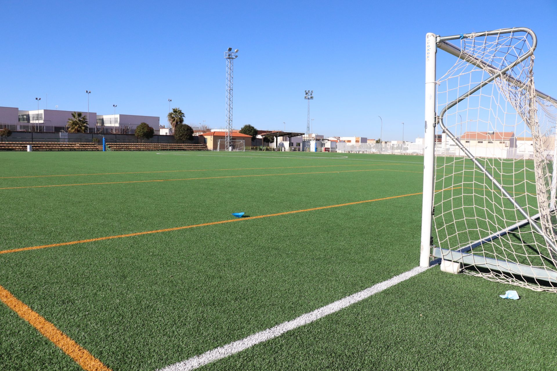 El campo de fútbol Villanueva de la Serena es mucho más que un estadio; es un símbolo de la identidad y el espíritu deportivo de la comunidad.
