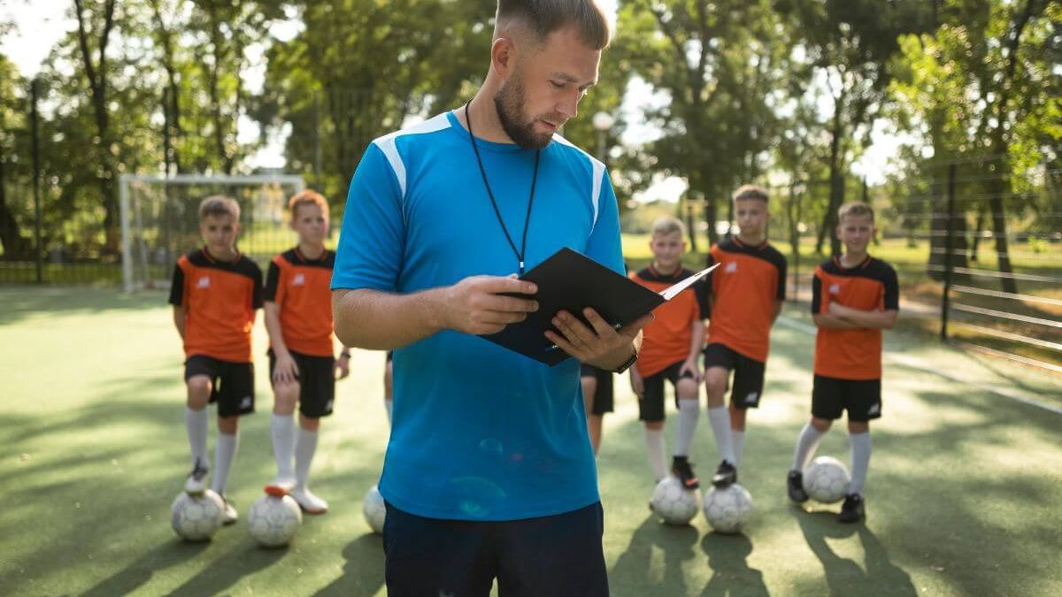Técnico deportivo en fútbol: formación y preparación para el éxito en el campo
